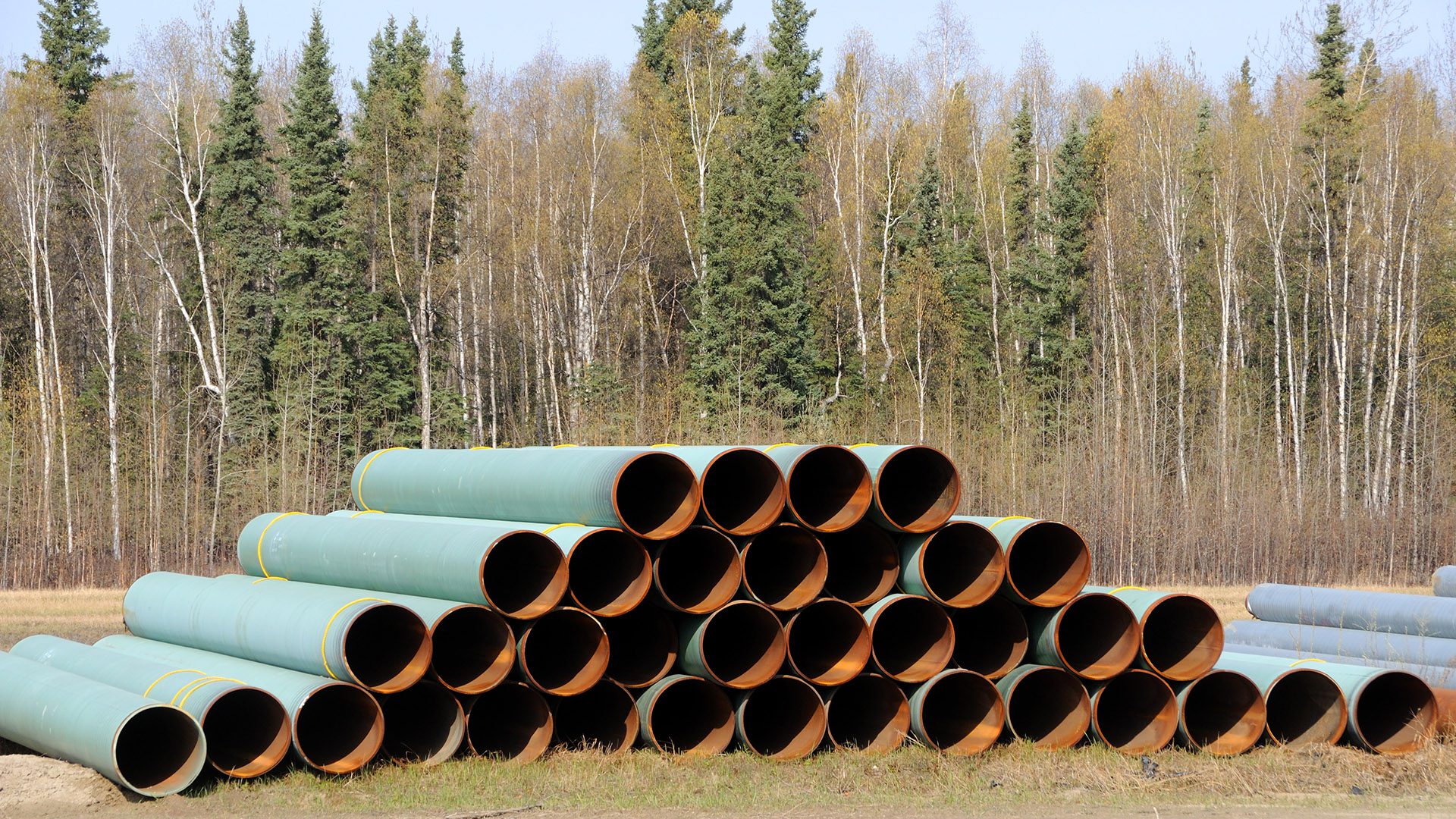 Storage of pipe line segments for placement